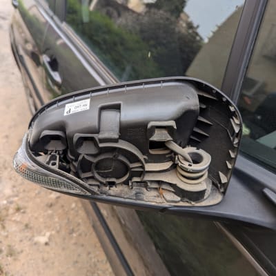 מראה צד רכב שבורה עם חלקים פנימיים חשופים