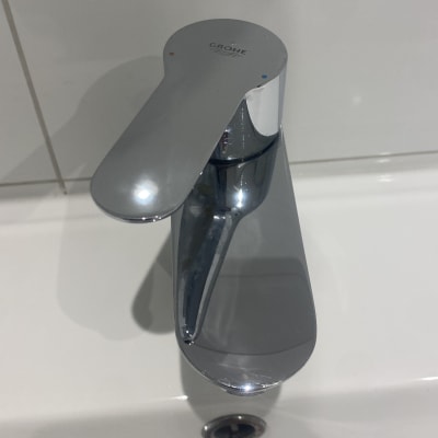 ברז כרום מבריק על כיור לבן