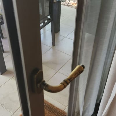 ידית חלון זכוכית עם וילון בצד