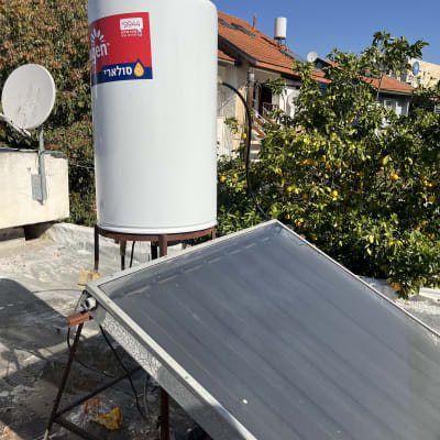 דוד שמש ומערכת סולארית על גג בית