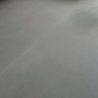 רצפה נקייה עם סמרטוטים על הספה