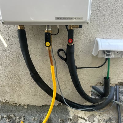 מערכת גז עם צינורות וחיבורים על קיר חיצוני