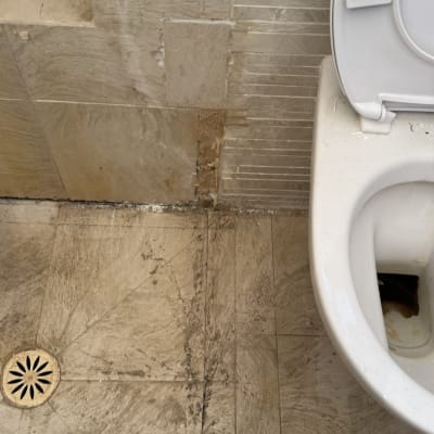 אסלה וניקוז על רצפת חדר אמבטיה