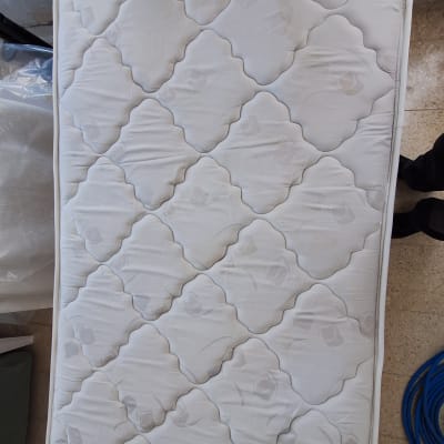 מזרן לבן על רצפה, מתאים לניקוי ספות