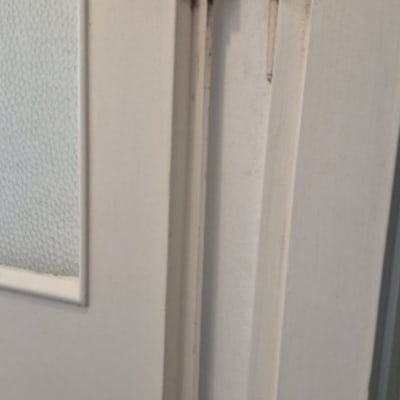 דלת עם צירים וחלקי מסגרת