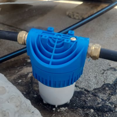 מסנן מים כחול מחובר לצינור במערכת סולארית