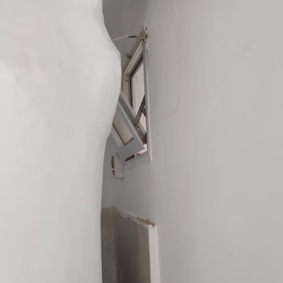 חלון אלומיניום פתוח בקיר לבן