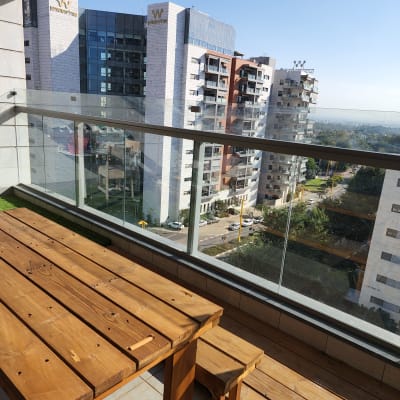 מעקה זכוכית במרפסת עם נוף עירוני