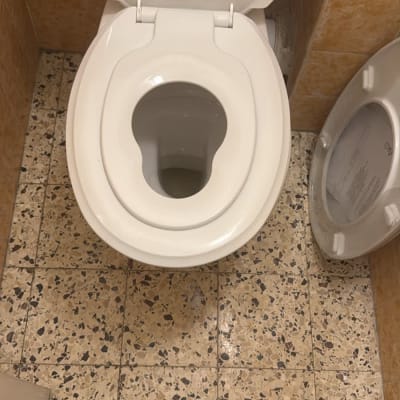 אסלה פתוחה על רצפת אריחים