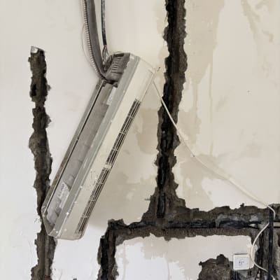 קיר עם צינורות חשופים ותשתית מיזוג אוויר