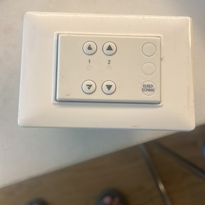 לוח בקרה עם כפתורים בתחום התקשורת