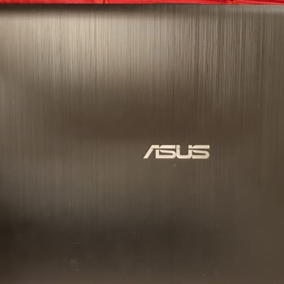 מחשב נייד אסוס שחור על רקע אדום