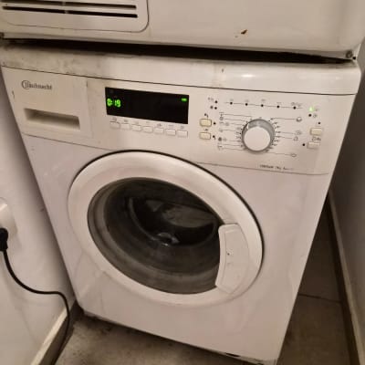 מכונת כביסה עם לוח בקרה ותצוגה דיגיטלית