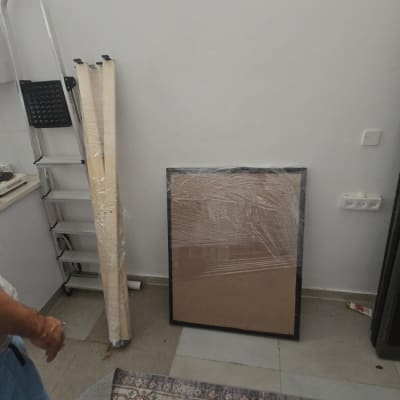פריטים ורהיטים עטופים בניילון נצמד לקראת הובלה