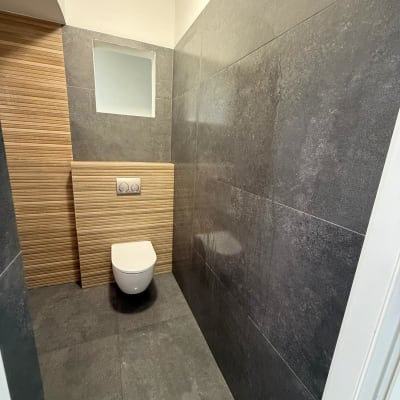 שירותים עם אריחים אפורים ולבנים, אסלה תלויה