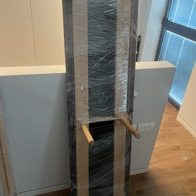 רהיט עטוף בניילון מוכן להובלה