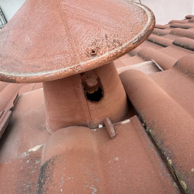 ארובה חלודה על גג רעפים אדום