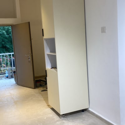 ארון מותקן בחדר עם דלת פתוחה ורצפה לא גמורה