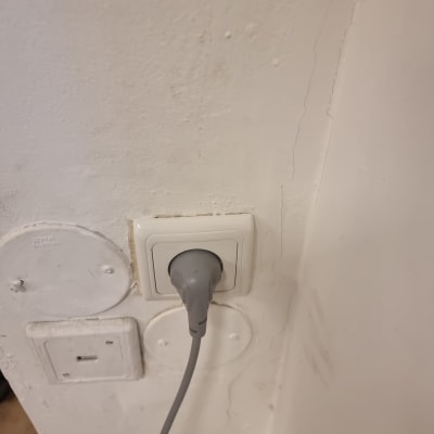 תקע חשמלי בקיר עם שקע
