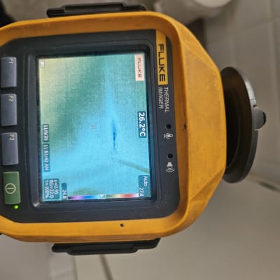 מצלמה תרמית מציגה תמונה על המסך