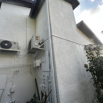 קיר חיצוני עם מערכת מיזוג אוויר וצנרת.