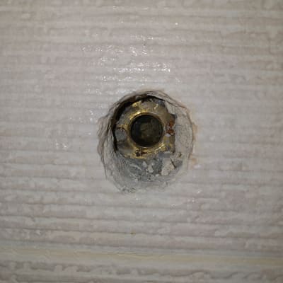 חיבור צינור מים בקיר עם חור בטיח