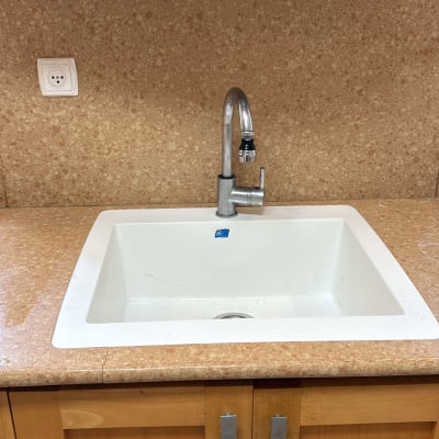 שיש חום עם כיור לבן וברז מתכת