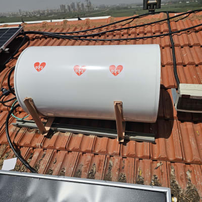 דוד שמש מותקן על גג רעפים עם צינורות מחוברים