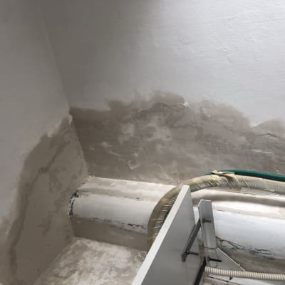 קיר עם סימני רטיבות ותיקוני טיח