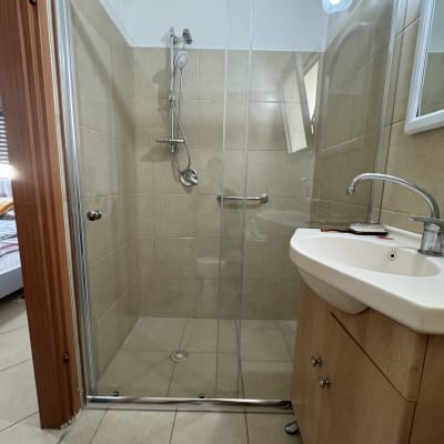 מקלחון זכוכית עם ראש מקלחת מתכוונן