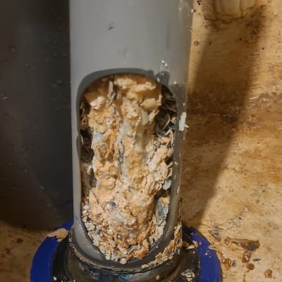 צינור עם הצטברות אבנית בתוך דוד שמש