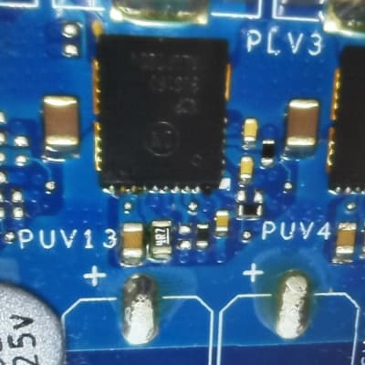 מעגל מודפס עם רכיבים אלקטרוניים