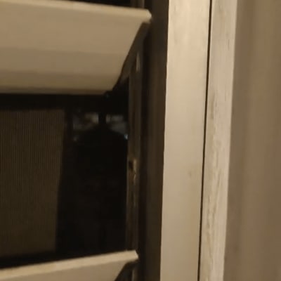 תריסים לבנים על חלון בלילה