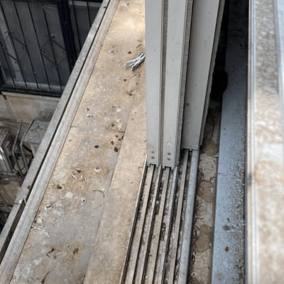 משטח מלוכלך עם סימני לכלוך ואבק