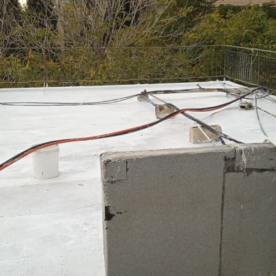 גג אטום עם דלי וצינורות חשמל