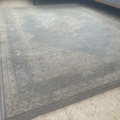 שטיח אפור על רצפה ליד ספה אפורה