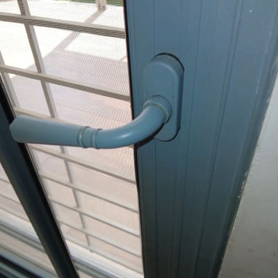 ידית חלון אלומיניום עם רשת ברקע