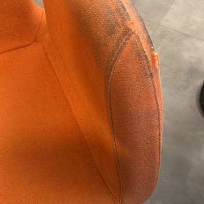 כיסא כתום עם כתמים ולכלוך