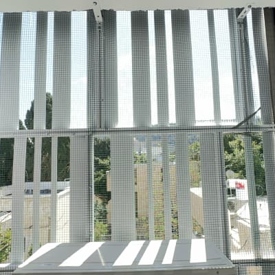 רשת מתכת מותקנת למניעת כניסת יונים למרפסת