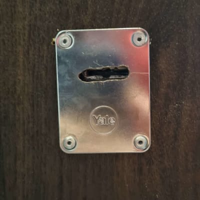 מנעול מתכת על דלת עץ עם לוגו ייל