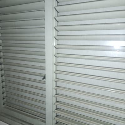 תריסי אלומיניום סגורים עם שלבים אופקיים