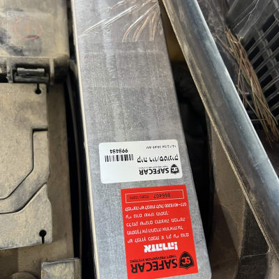 יחידת בקרת רכב עם תווית אדומה