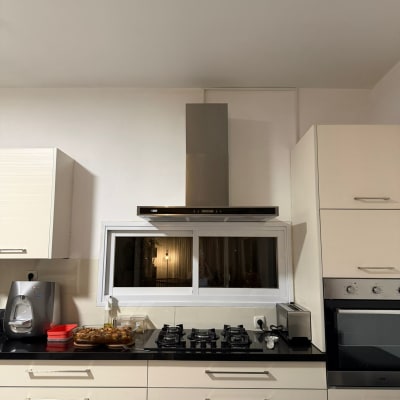 מטבח עם כיריים, תנור ומכשירי חשמל