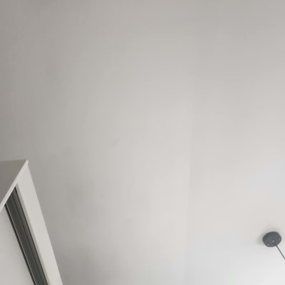 תקרה עם מנורה עגולה וחלק ממסילה