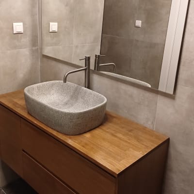 כיור אבן על ארון עץ עם ברז מתכת