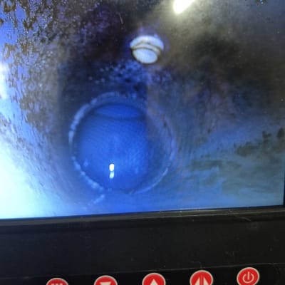 צילום פנים צינור עם לחות וכתמים