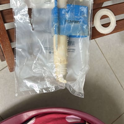 חלקי אינסטלציה באריזת פלסטיק על שולחן עץ