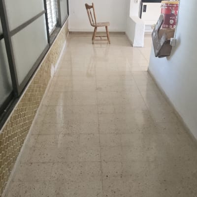 מסדרון עם כיסא ורצפה נקייה