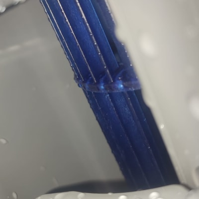 חלק פנימי של מזגן עם טיפות מים