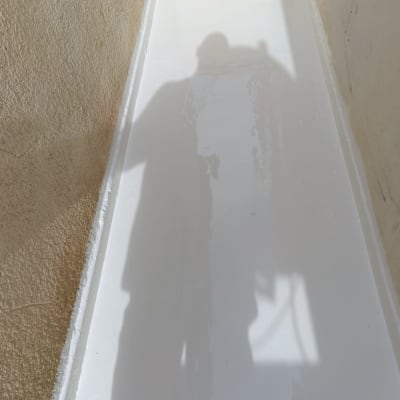 משטח אטום בלבן עם צל אדם